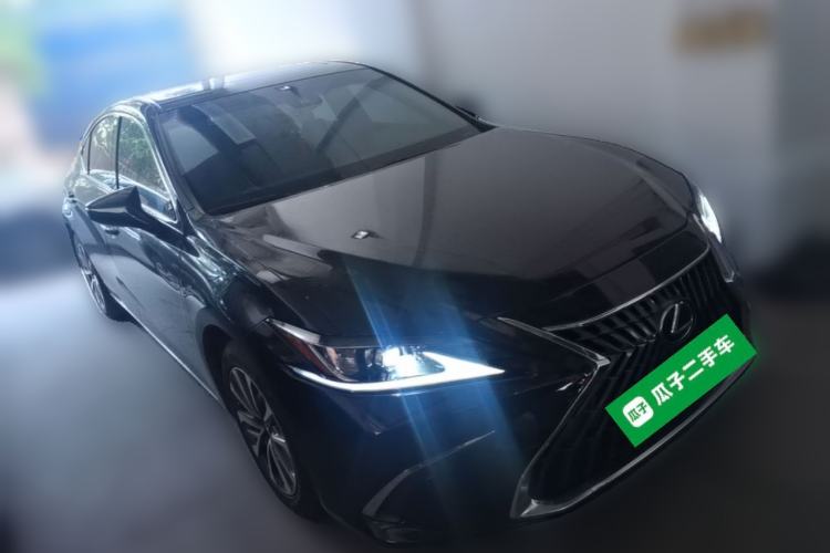 Used Lexus ES 2022 300h Excellence Edition Front Right 45 Deg