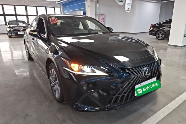 Used Lexus ES 2022 200 Excellence Edition Front Right 45 Deg