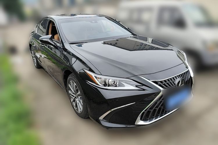 Used Lexus ES 2022 300h Excellence Edition Front Right 45 Deg