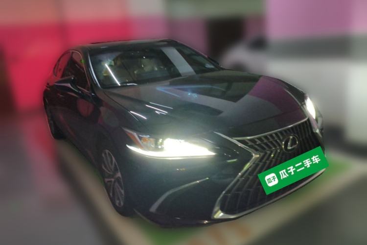 Used Lexus ES 2022 300h Excellence Edition Front Right 45 Deg