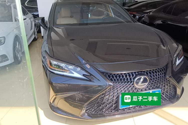 Used Lexus ES 2022 200 Excellence Edition Front Right 45 Deg