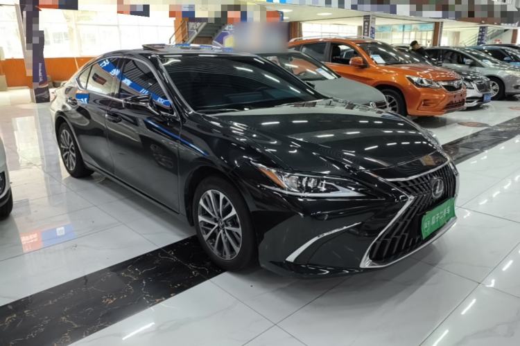 Used Lexus ES 2022 300h Excellence Edition Front Right 45 Deg
