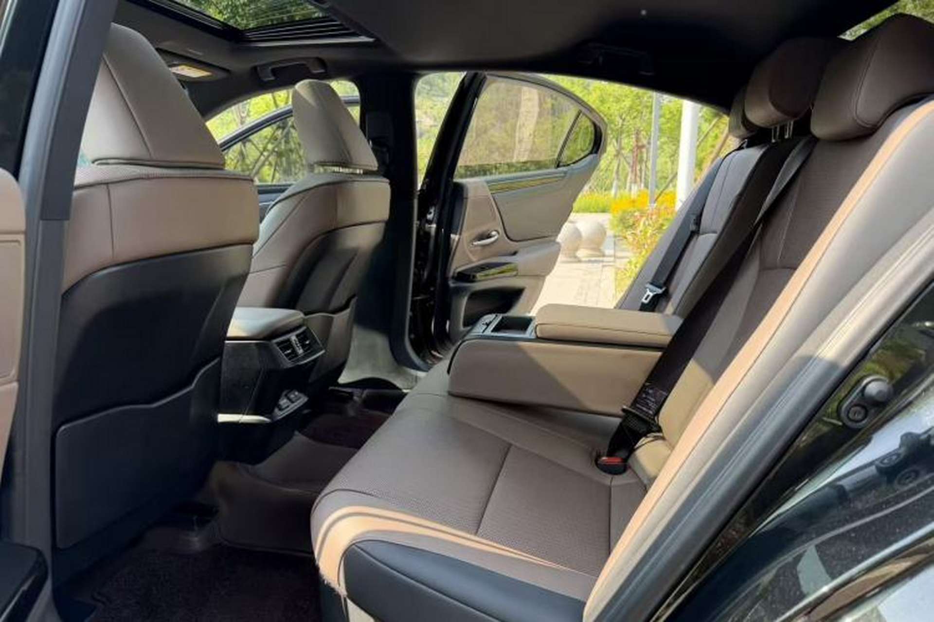 Used Lexus ES 2022 300h Excellence Edition Interior 3
