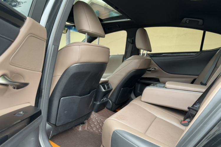 Used Lexus ES 2022 200 Excellence Edition Interior 4