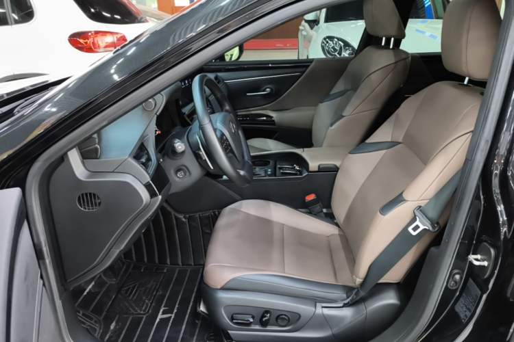 Used Lexus ES 2022 300h Excellence Edition Left Front Seat