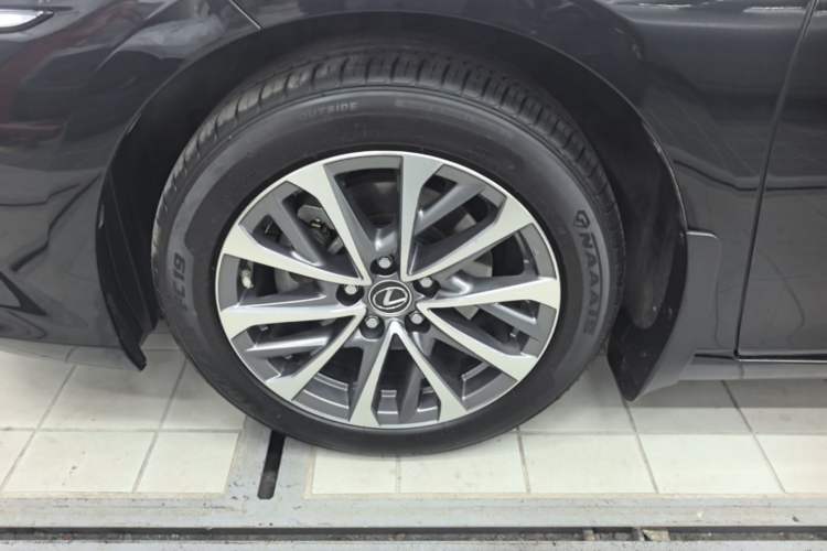 Used Lexus ES 2022 200 Excellence Edition Left Front Wheel Hub