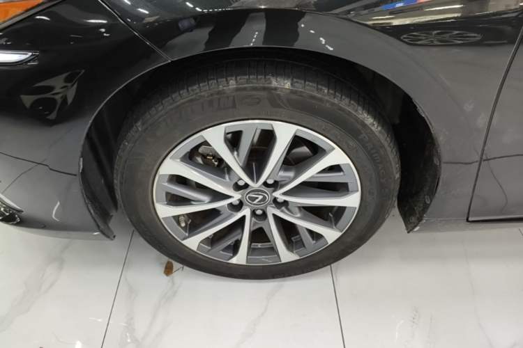Used Lexus ES 2022 300h Excellence Edition Left Front Wheel Hub