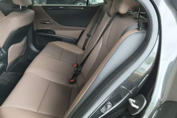 Used Lexus ES 2022 200 Luxury Edition Left Rear Seat