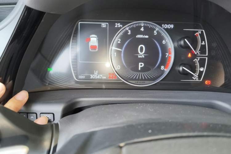 Used Lexus ES 2022 200 Luxury Edition Odometer Close Up