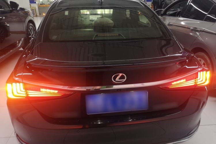 Used Lexus ES 2022 300h Deluxe Edition Rear