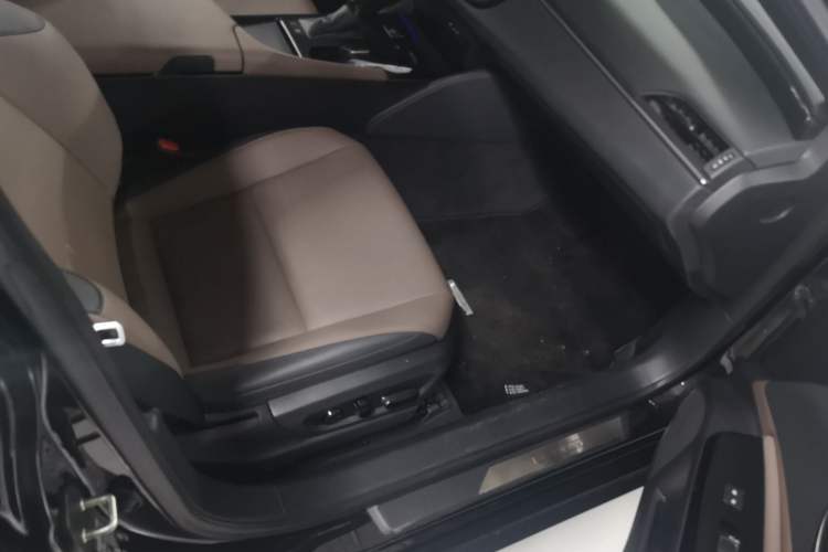 Used Lexus ES 2022 300h Deluxe Edition Right Front Seat