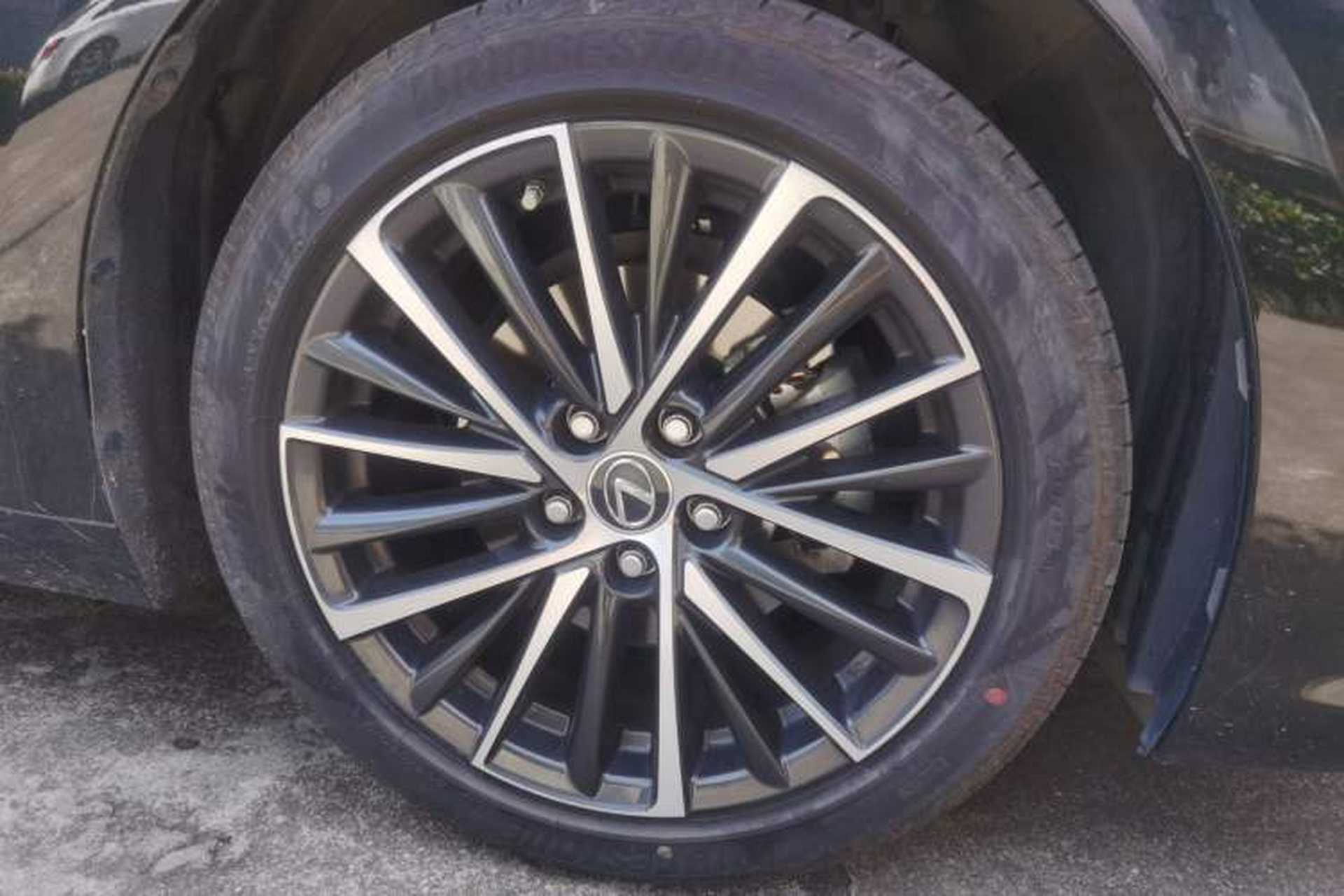 Used Lexus ES 2022 300h Deluxe Edition Right Front Wheel Hub