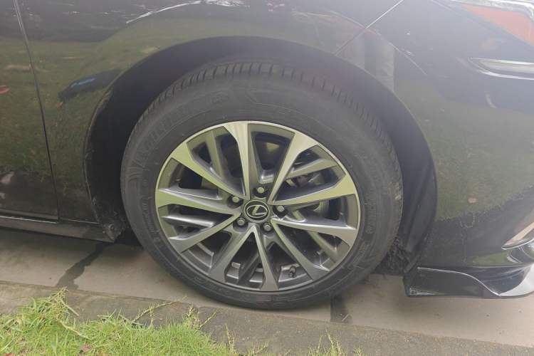 Used Lexus ES 2022 300h Excellence Edition Right Front Wheel Hub