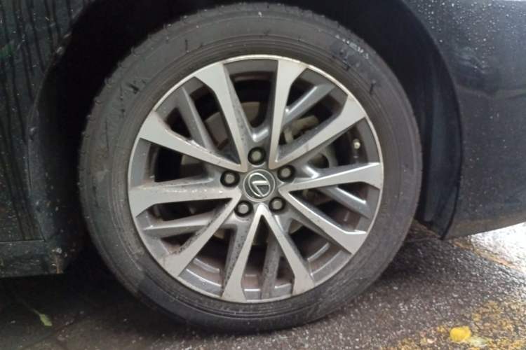 Used Lexus ES 2022 200 Excellence Edition Right Front Wheel Hub