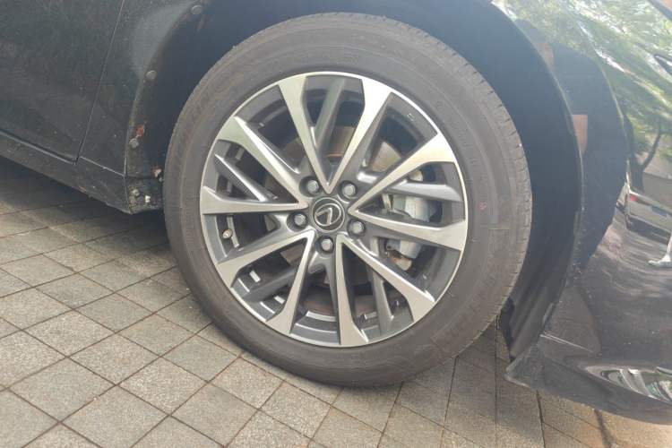 Used Lexus ES 2022 300h Excellence Edition Right Front Wheel Hub