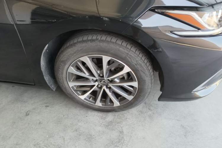Used Lexus ES 2022 200 Luxury Edition Right Front Wheel Hub