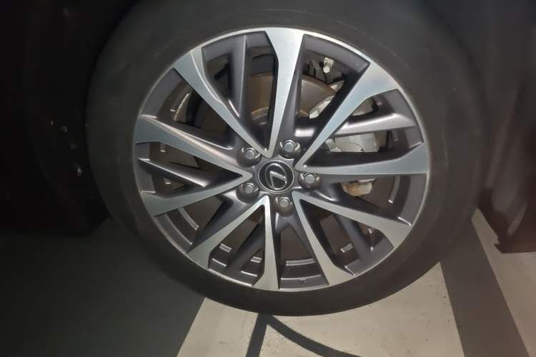 Used Lexus ES 2022 200 Excellence Edition Right Front Wheel Hub
