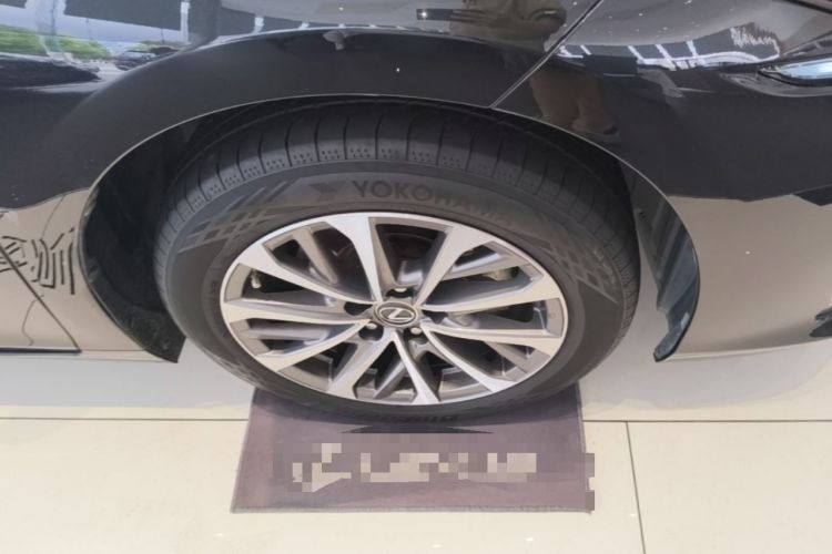 Used Lexus ES 2022 200 Luxury Edition Right Front Wheel Hub