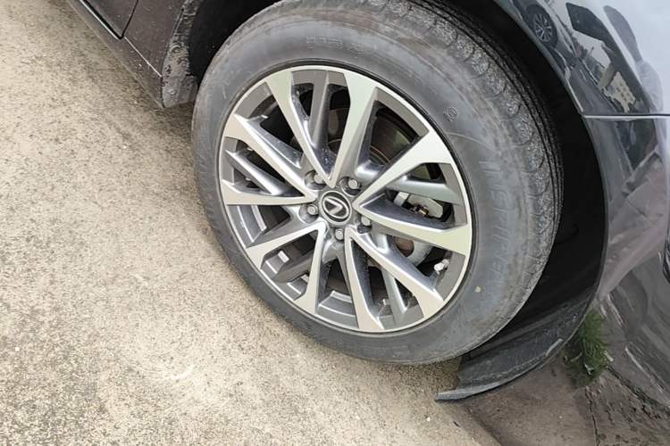 Used Lexus ES 2022 300h Excellence Edition Right Front Wheel Hub