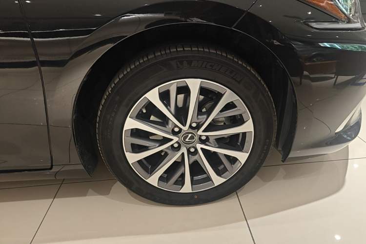 Used Lexus ES 2022 200 Excellence Edition Right Front Wheel Hub