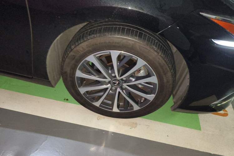 Used Lexus ES 2022 300h Excellence Edition Right Front Wheel Hub