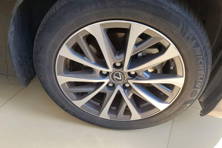 Used Lexus ES 2022 200 Excellence Edition Right Front Wheel Hub