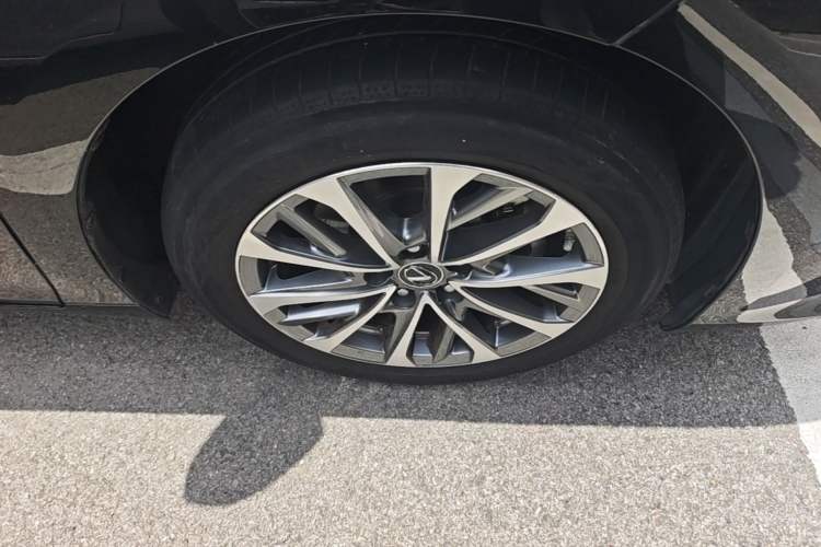 Used Lexus ES 2022 200 Excellence Edition Right Front Wheel Hub