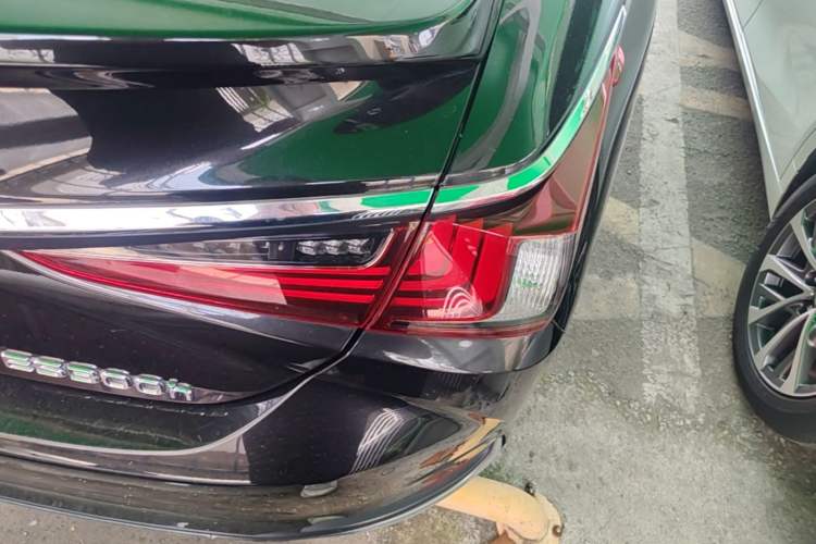 Used Lexus ES 2022 300h Excellence Edition Right Rear Taillight