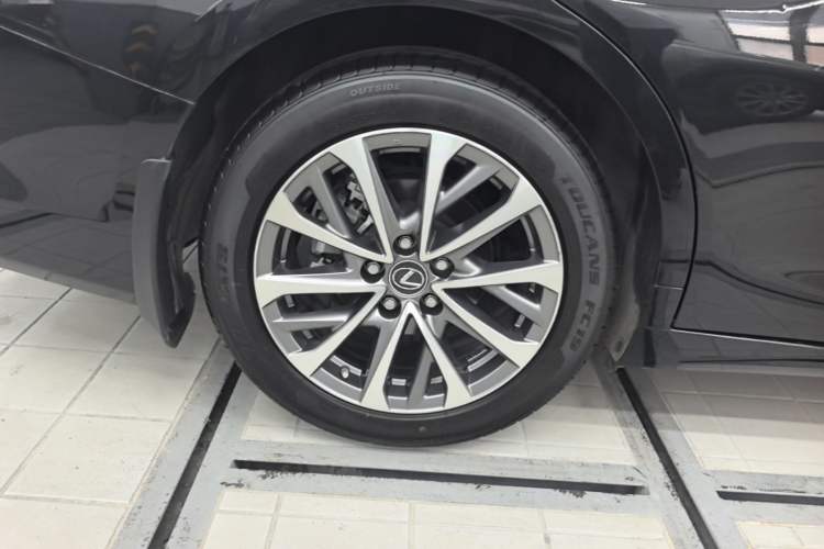 Used Lexus ES 2022 200 Excellence Edition Right Rear Wheel Hub