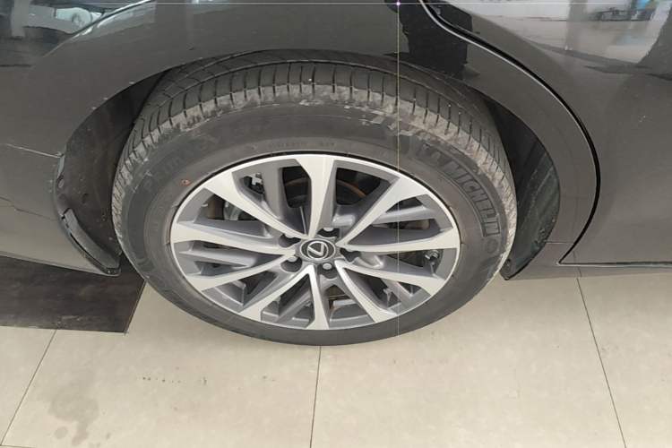 Used Lexus ES 2022 300h Excellence Edition Right Rear Wheel Hub