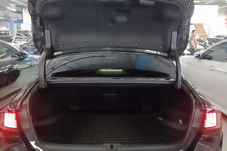 Used Lexus ES 2022 300h Deluxe Edition Trunk