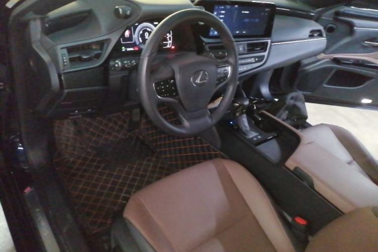 Used Lexus ES 2022 300h Excellence Edition Center Console