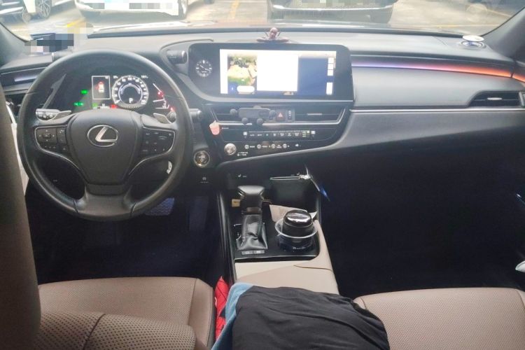 Used Lexus ES 2022 300h Excellence Edition Center Console