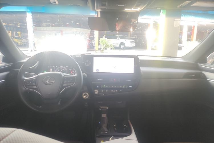 Used Lexus ES 2022 300h Excellence Edition Center Console