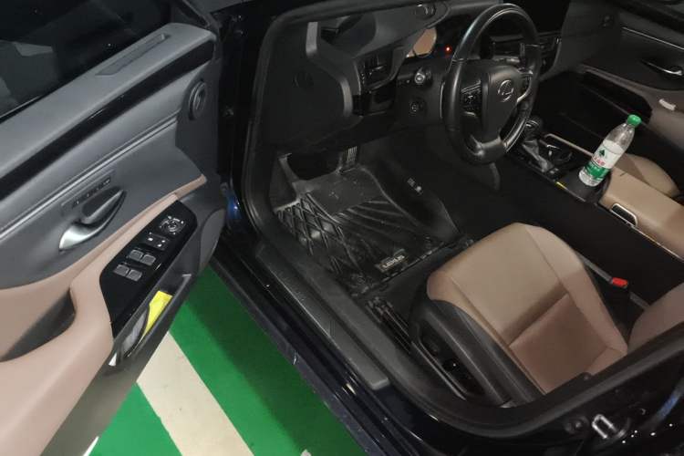 Used Lexus ES 2022 200 Luxury Edition Driver Seat