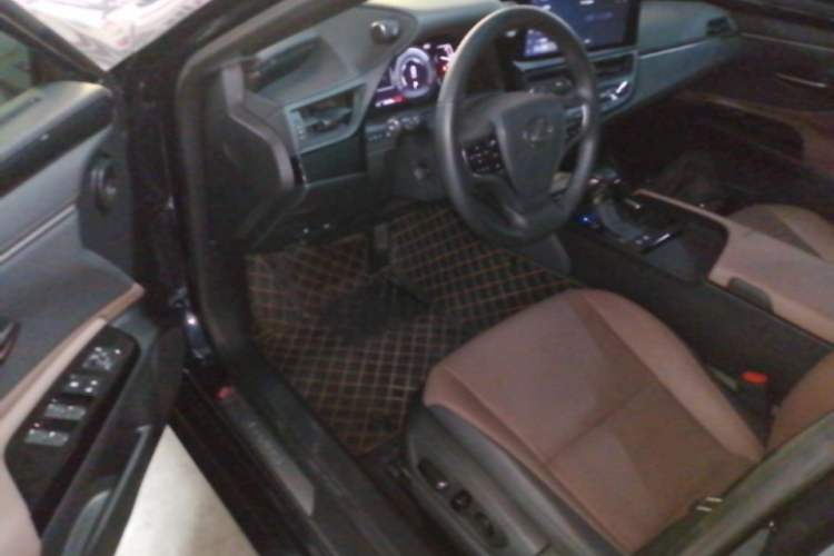 Used Lexus ES 2022 300h Excellence Edition Driver Seat
