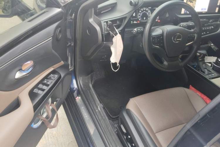 Used Lexus ES 2022 300h Excellence Edition Driver Seat