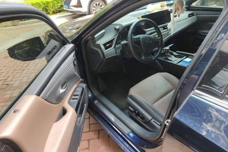 Used Lexus ES 2022 200 Excellence Edition Driver Seat