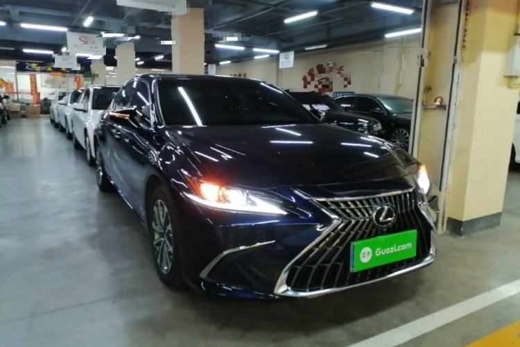 Used Lexus ES 2022 300h Excellence Edition Front Right 45 Deg