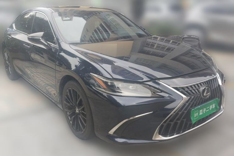 Used Lexus ES 2022 300h Excellence Edition Front Right 45 Deg