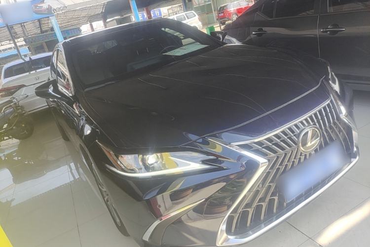 Used Lexus ES 2022 300h Excellence Edition Front Right 45 Deg