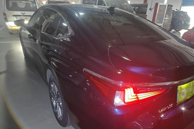 Used Lexus ES 2022 200 Excellence Edition Rear Left 45 Deg