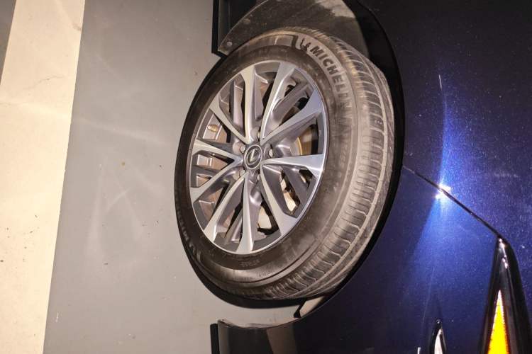 Used Lexus ES 2022 200 Excellence Edition Right Front Wheel Hub