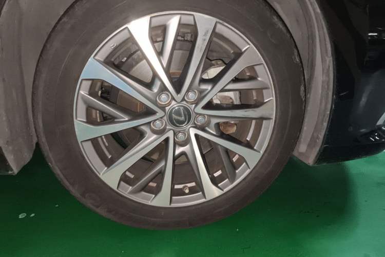 Used Lexus ES 2022 200 Luxury Edition Right Front Wheel Hub