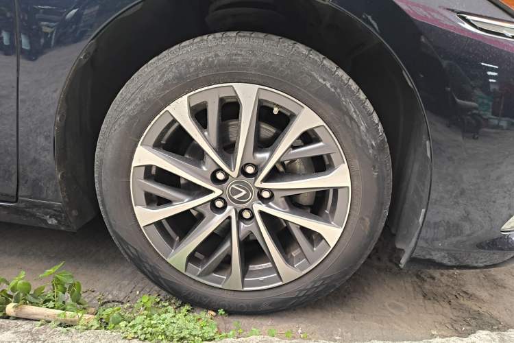 Used Lexus ES 2022 200 Excellence Edition Right Front Wheel Hub