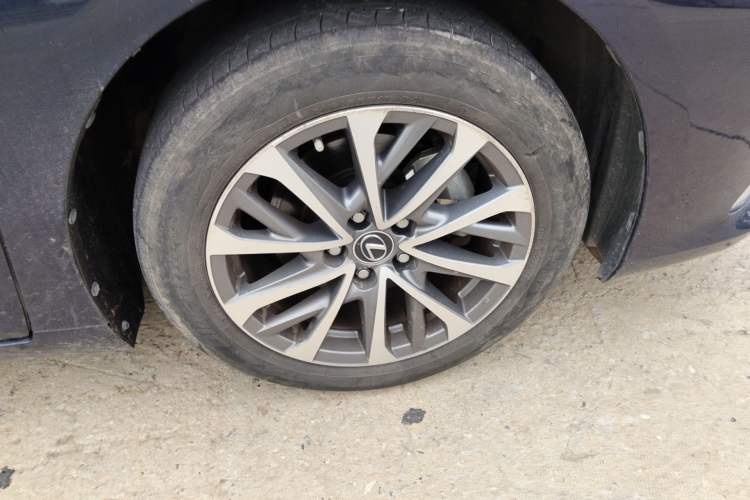 Used Lexus ES 2022 200 Excellence Edition Right Front Wheel Hub