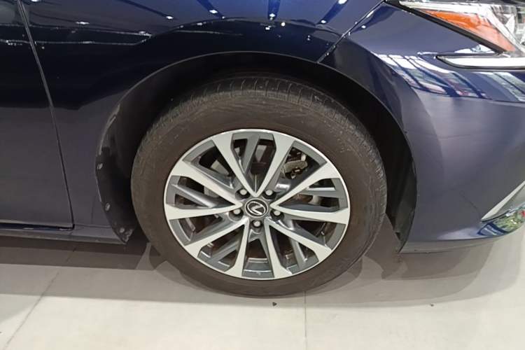 Used Lexus ES 2022 200 Excellence Edition Right Front Wheel Hub