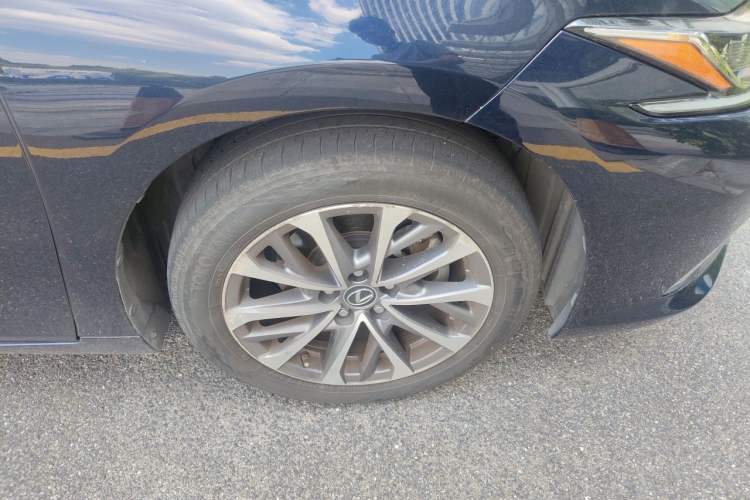 Used Lexus ES 2022 200 Excellence Edition Right Front Wheel Hub