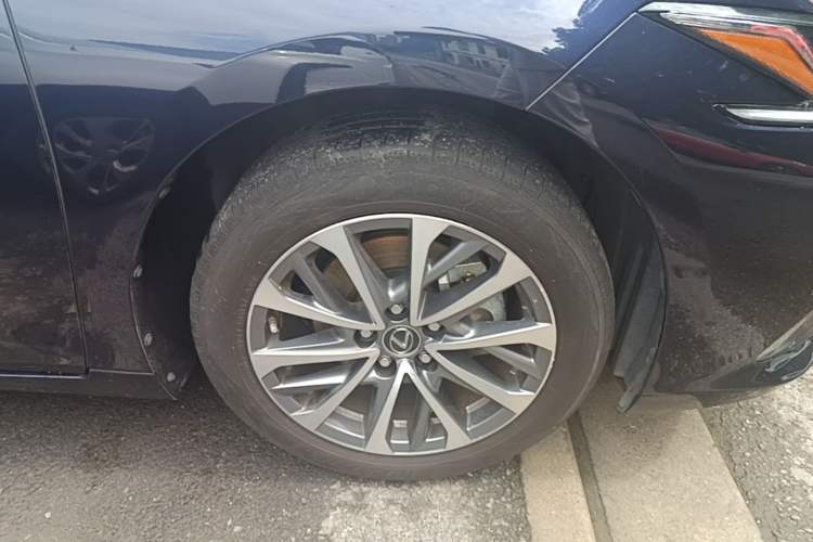 Used Lexus ES 2022 200 Excellence Edition Right Front Wheel Hub