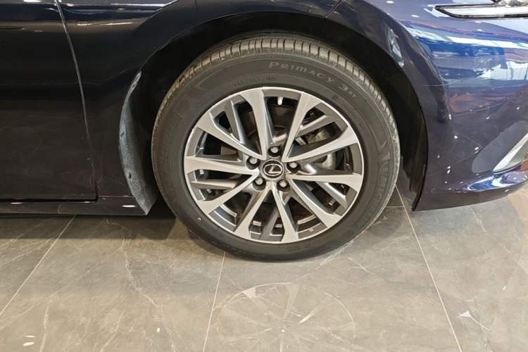 Used Lexus ES 2022 200 Excellence Edition Right Front Wheel Hub